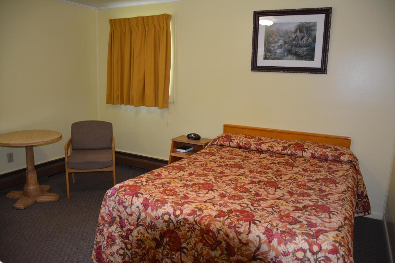 The Village Motel Richfield Springs Екстериор снимка