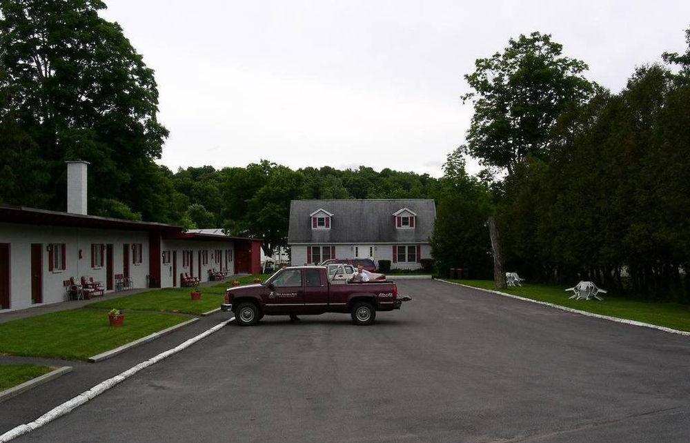 The Village Motel Richfield Springs Екстериор снимка
